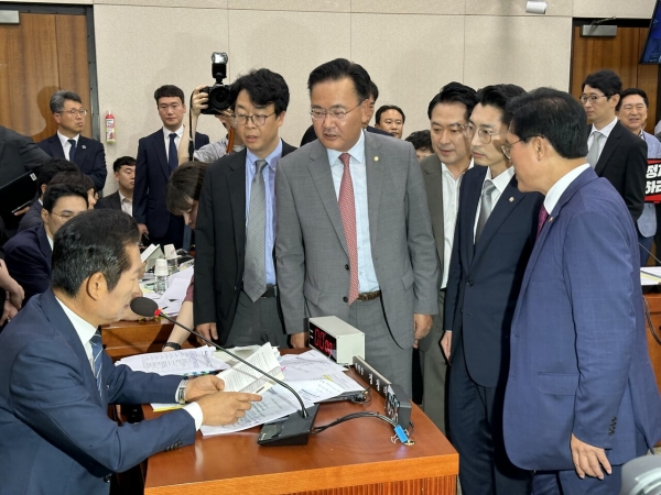 19일 국회 법제사법위원회 전체회의에서 국민의힘 의원들이 정청래 법사위원장에게 항의하고 있다.