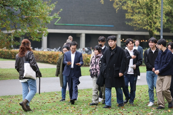 현지시간 30일 오전 네덜란드 아인트호벤공과대학에서 김동연 경기도지사가 아인트호벤 공대 한인 학생회를 만나 경험 공유 및 소통을 하고 있다.