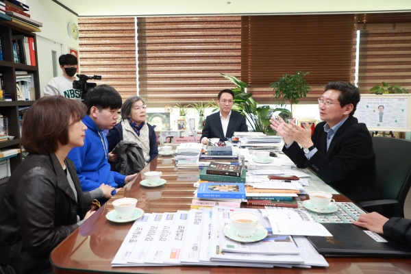 이상일 용인특례시장이 가상현실 스포츠 벽화 작가들을 초청 감사의 마음을 전하고 있다.